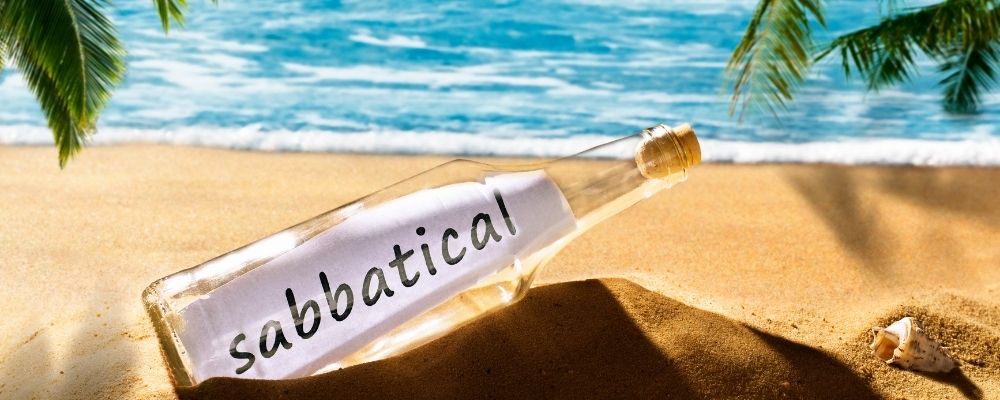Fles aan het strand met sabbatical erin
